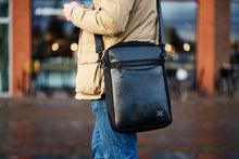 Load image into Gallery viewer, Laptop Schoudertas Reliable Raven