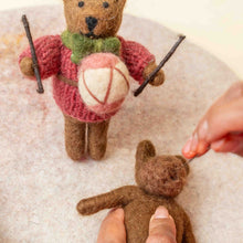 Afbeelding in Gallery-weergave laden, Hanger Beer met trommel Cyclaam