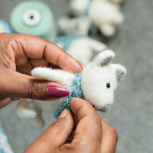 Load image into Gallery viewer, Hanger IJsbeer IJsblauw