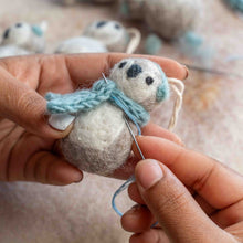 Load image into Gallery viewer, Hanger Pinguin IJsblauw