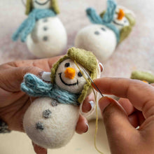 Afbeelding in Gallery-weergave laden, Hanger Sneeuwpop IJsblauw