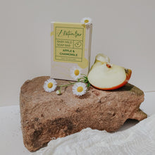 Afbeelding in Gallery-weergave laden, Apple &amp; chamomile baby zeep